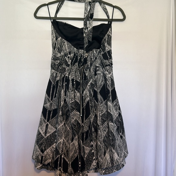 Short size 4 dress - Picture 4 of 5